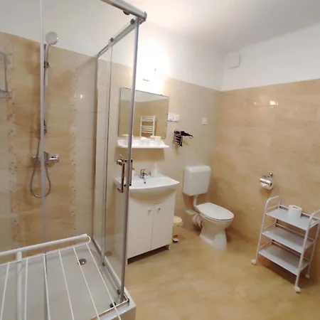 Era Apartmanhaz *