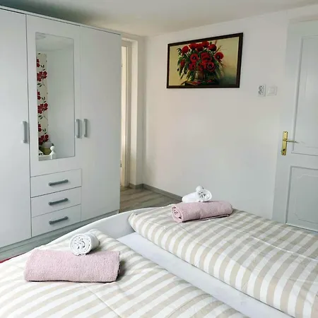 Era Apartmanhaz *